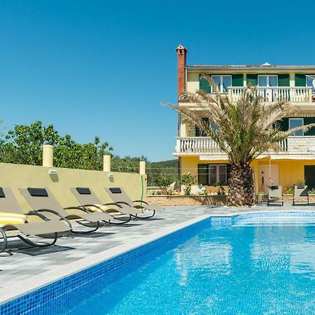 Crowonder Sun&Fun Holiday House With Large Swimming Pool, Playroom And Garden Bibinje Exterior photo