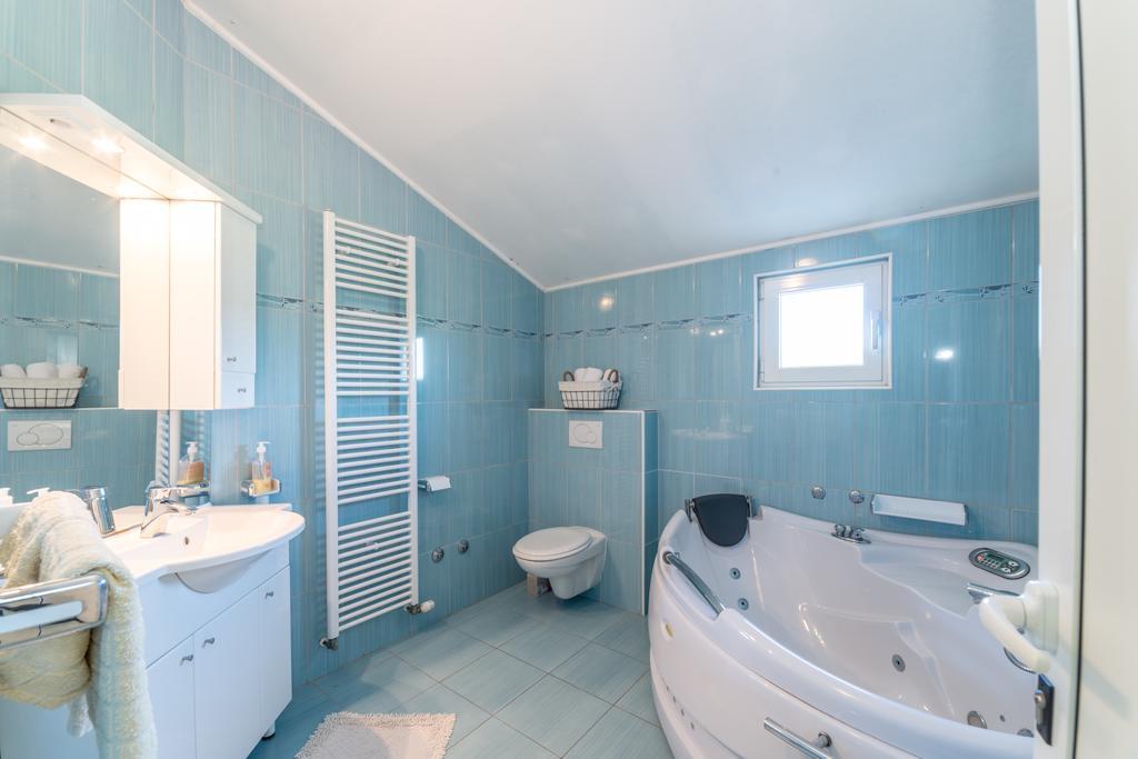 Crowonder Sun&Fun Holiday House With Large Swimming Pool, Playroom And Garden Bibinje Exterior photo