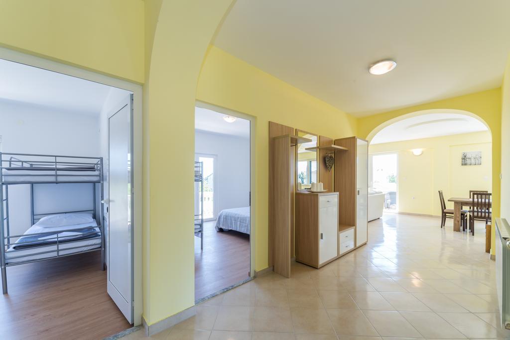 Crowonder Sun&Fun Holiday House With Large Swimming Pool, Playroom And Garden Bibinje Exterior photo