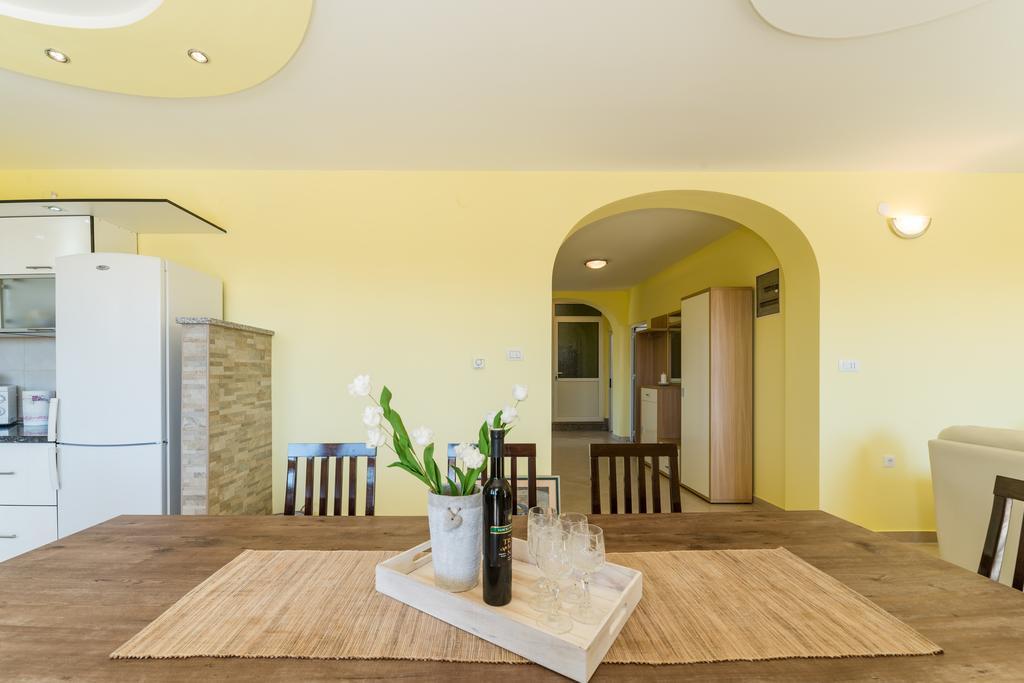 Crowonder Sun&Fun Holiday House With Large Swimming Pool, Playroom And Garden Bibinje Exterior photo