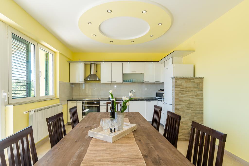 Crowonder Sun&Fun Holiday House With Large Swimming Pool, Playroom And Garden Bibinje Exterior photo