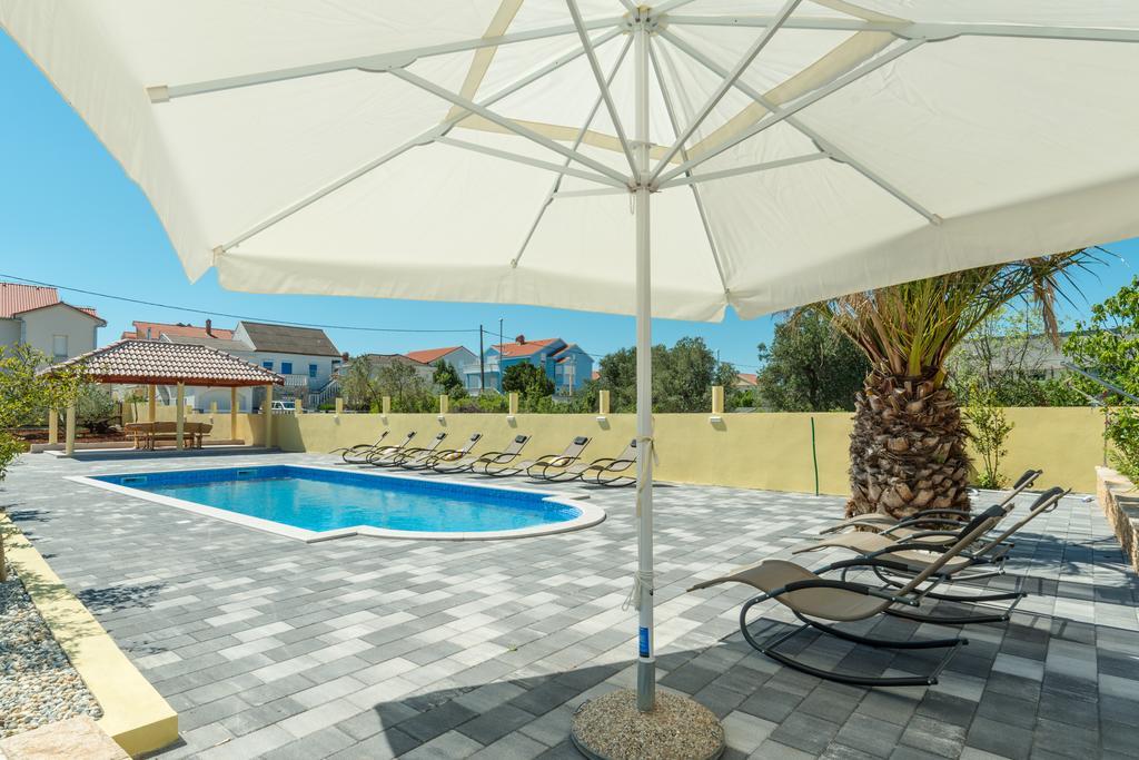 Crowonder Sun&Fun Holiday House With Large Swimming Pool, Playroom And Garden Bibinje Exterior photo